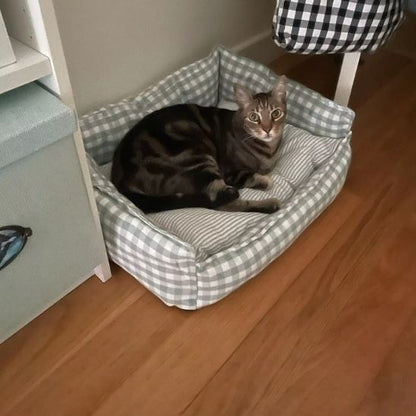 panier pour chat relaxe dans son panier
